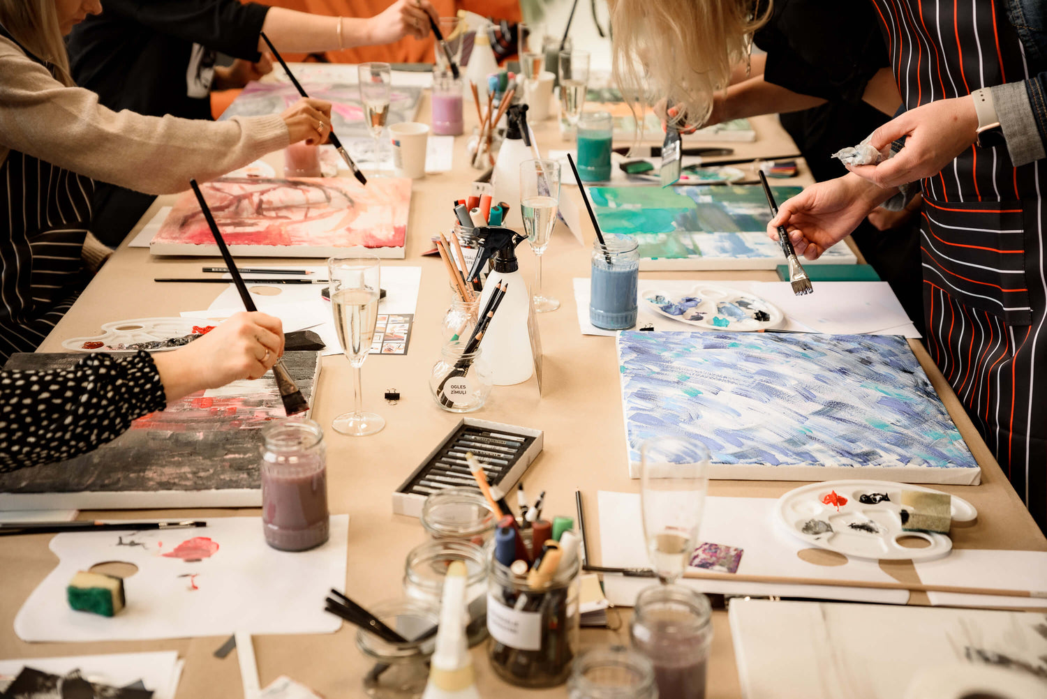 Gleznošanas meistarklase. Abstraktās gleznošanas meistarklase. Gleznošana pie māklsinieka. Gleznot pie makslinieka. Master class by artist. Lauras Treimanes Saulājas gleznošanas meistarklase. Gribu gleznot. Gleznu tapšana. Process of creating painting